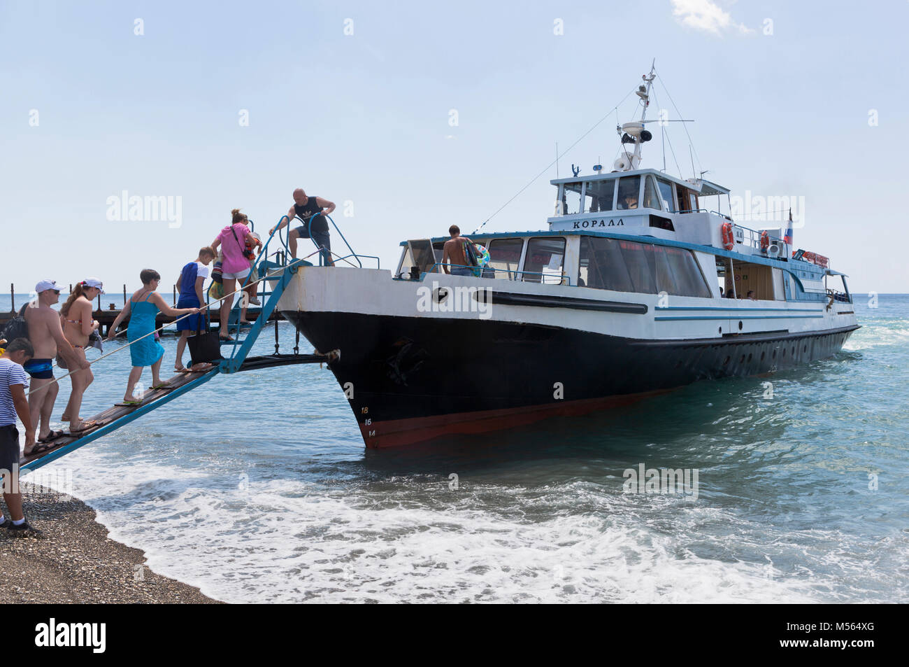 Gelendzhik, région de Krasnodar, Russie - le 17 juillet 2015 : Les passagers à bord de la plage resort village Praskoveevka sur le navire Coral Banque D'Images