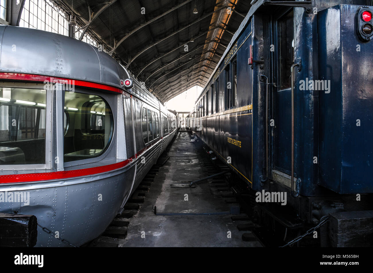 Madrid, Espagne. Septembre 29, 2015. Point de fuite sur deux trains à Madrid le vintage Railroad Museum. Trenes en el Museo del Ferrocarril de Madrid. Banque D'Images