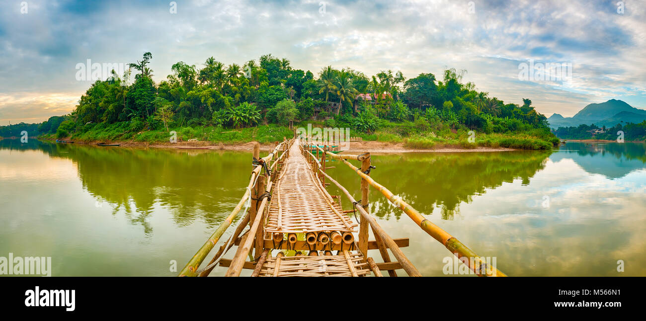 Belle vue d'un pont de bambou. Paysage du Laos. Panorama Banque D'Images