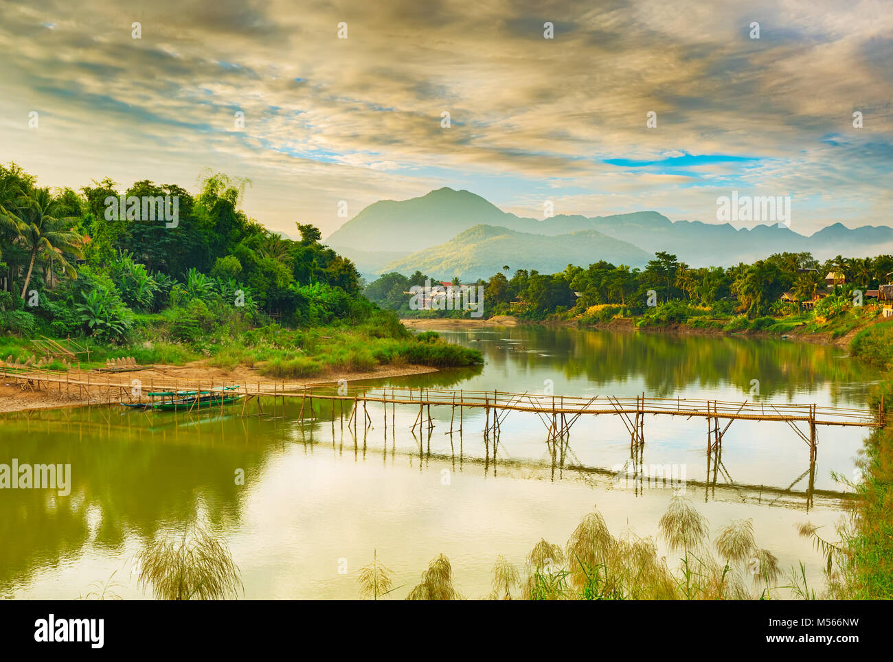 Belle vue d'un pont de bambou. Paysage du Laos. Banque D'Images
