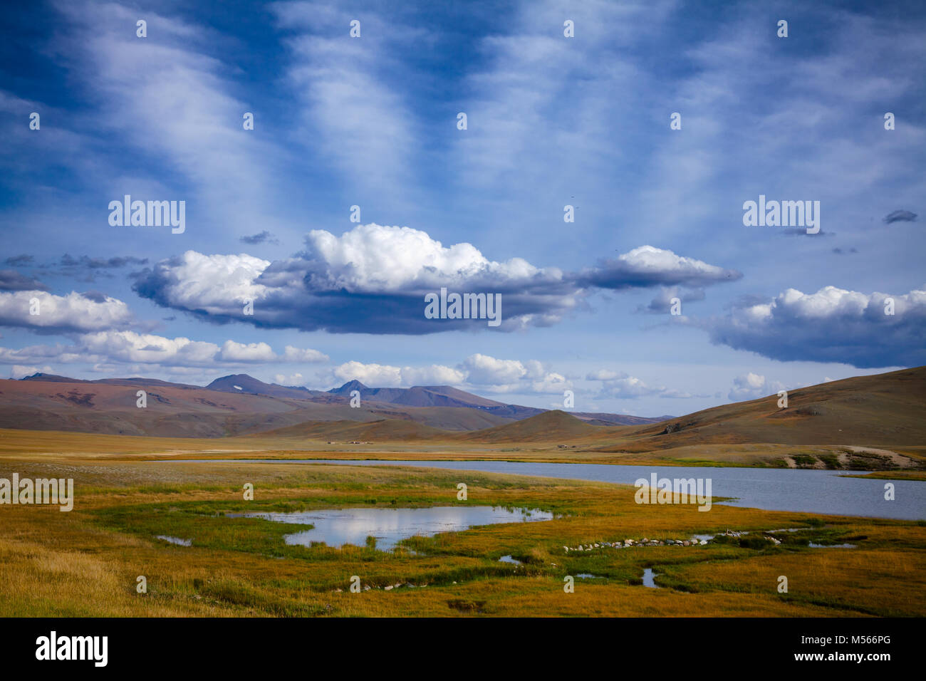 Vallée de montagne non boisés dans l'ouest de la Mongolie à l'été, les montagnes de l'Altaï Banque D'Images