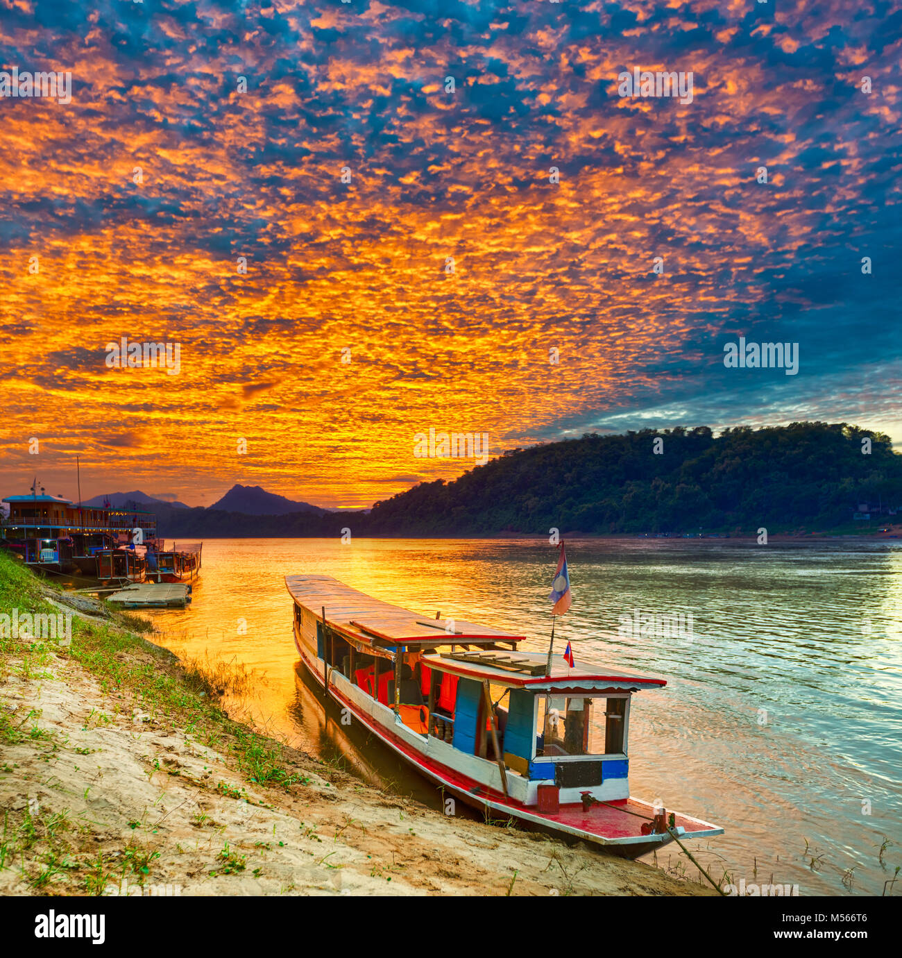 Bateau touristique au coucher du soleil. Beau paysage. Luang Prabang. Le Laos. Banque D'Images