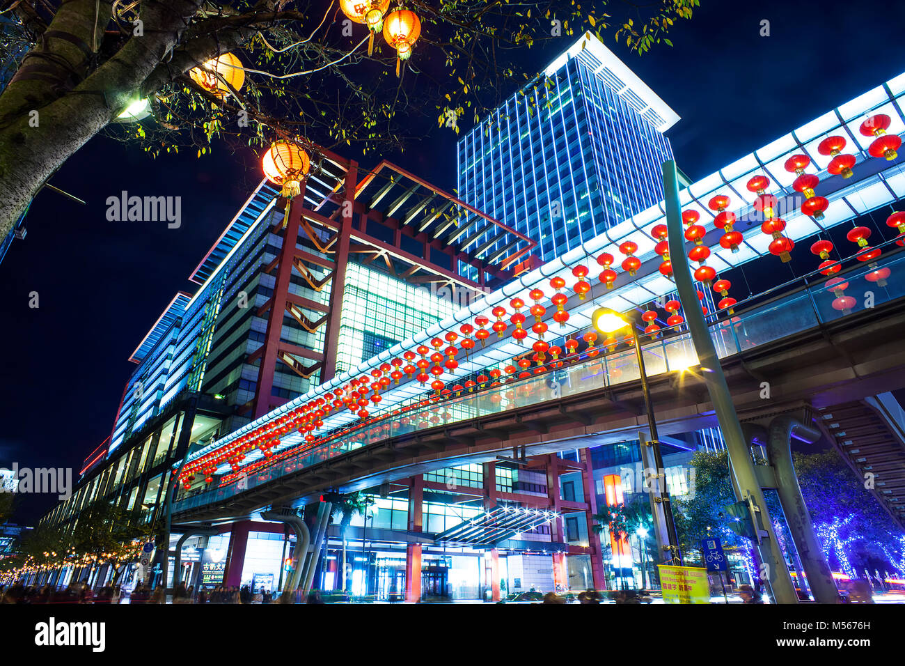 La Taipei, Taïwan soir skyline avec havey traffic Banque D'Images