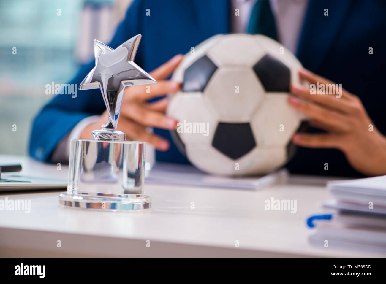 Businessman jouant au football dans le bureau Banque D'Images