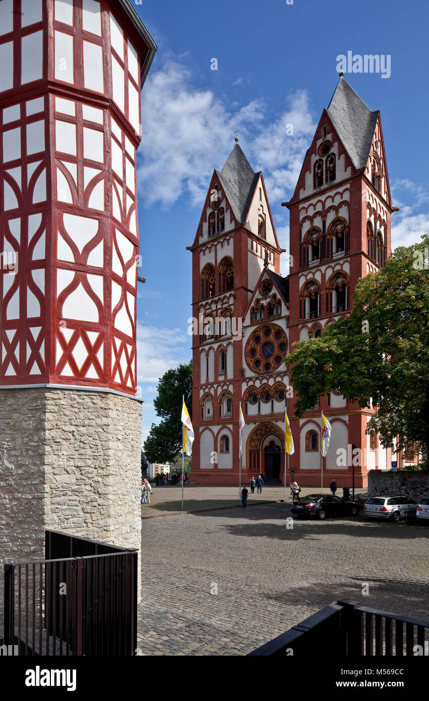 Limburg an der Lahn, Dom, West-Südwest Westfassade von Fachwerkturm vom Hof Walderdorffer Liens Banque D'Images