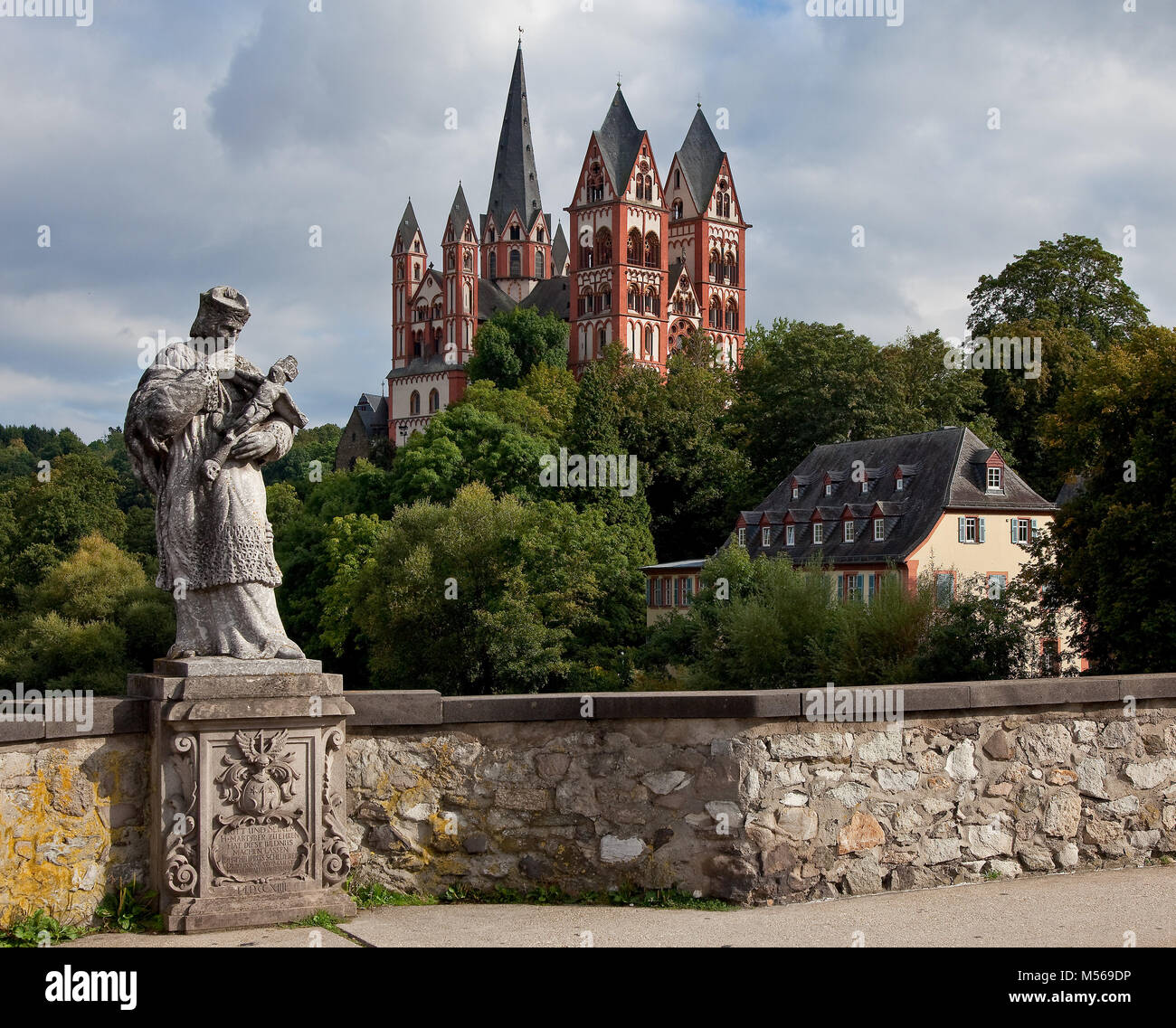 Limburg an der Lahn, Dom, Ansicht von Nordwesten von der aus alten Lahnbrücke Nepomuk-Skulptur liens barocke Banque D'Images