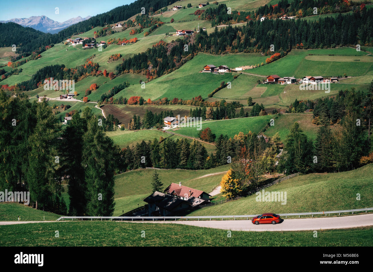 Voyage aventure en voiture sur des routes de montagne alpine contre verts pâturages en italien Dolomites Alpes, vallée de Funes, Trentin-Haut-Adige, Italie à l'automne Banque D'Images