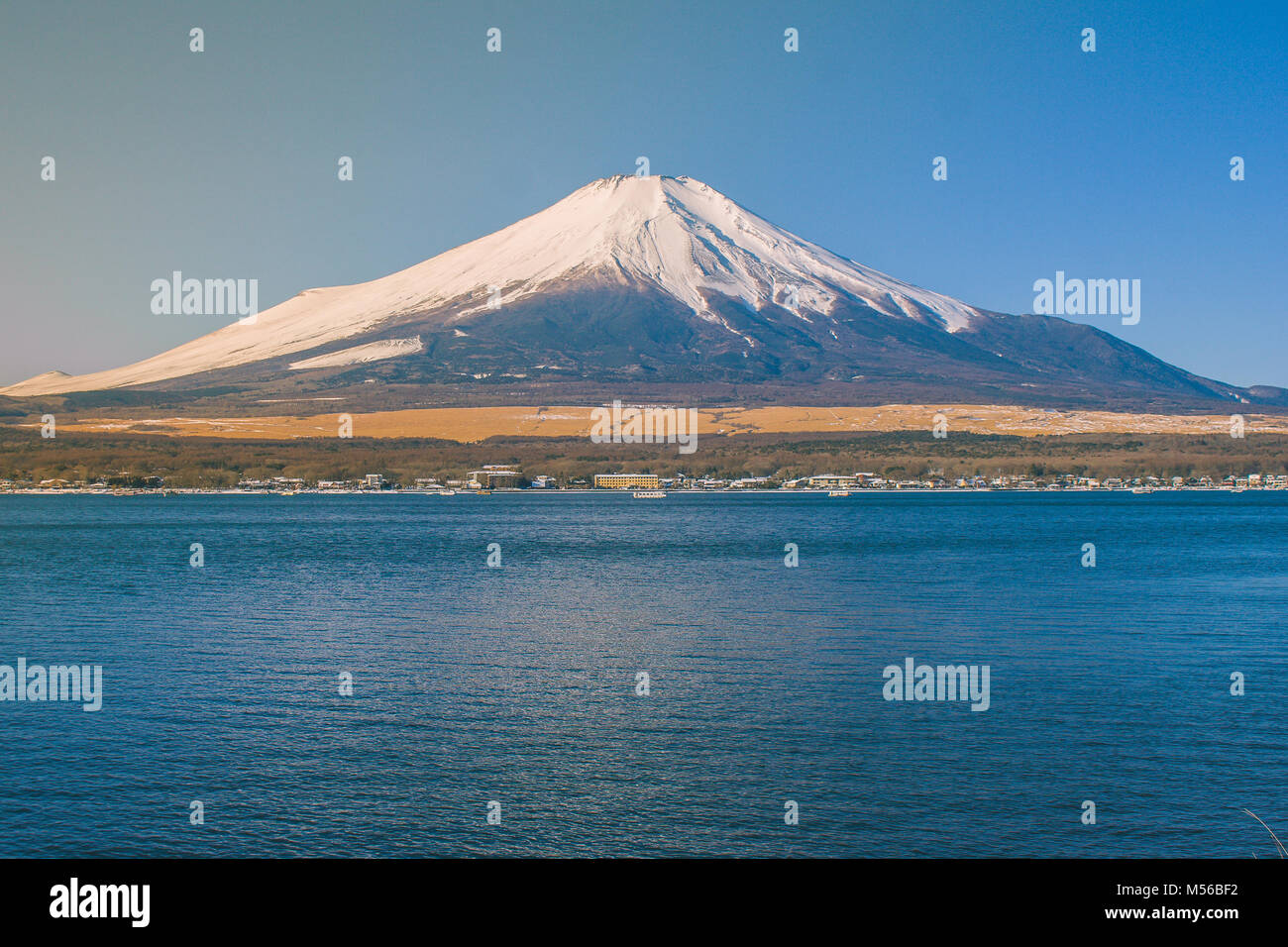 Vue magnifique sur le paysage de montagne Fuji ou Mt.Fuji recouvertes de neige en hiver au lac Kawaguchiko saisonniers, au Japon. Banque D'Images