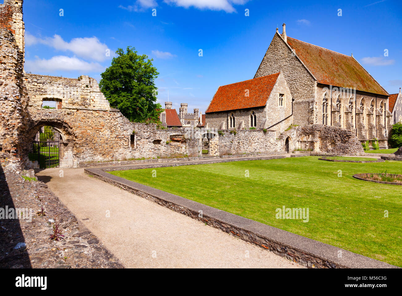 Ruines de St Augustine's Abbey, le plus ancien monastère bénédictin à Canterbury, Kent le Sud de l'Angleterre, Royaume-Uni, avec chapelle du collège en arrière-plan. UNESCO World Banque D'Images