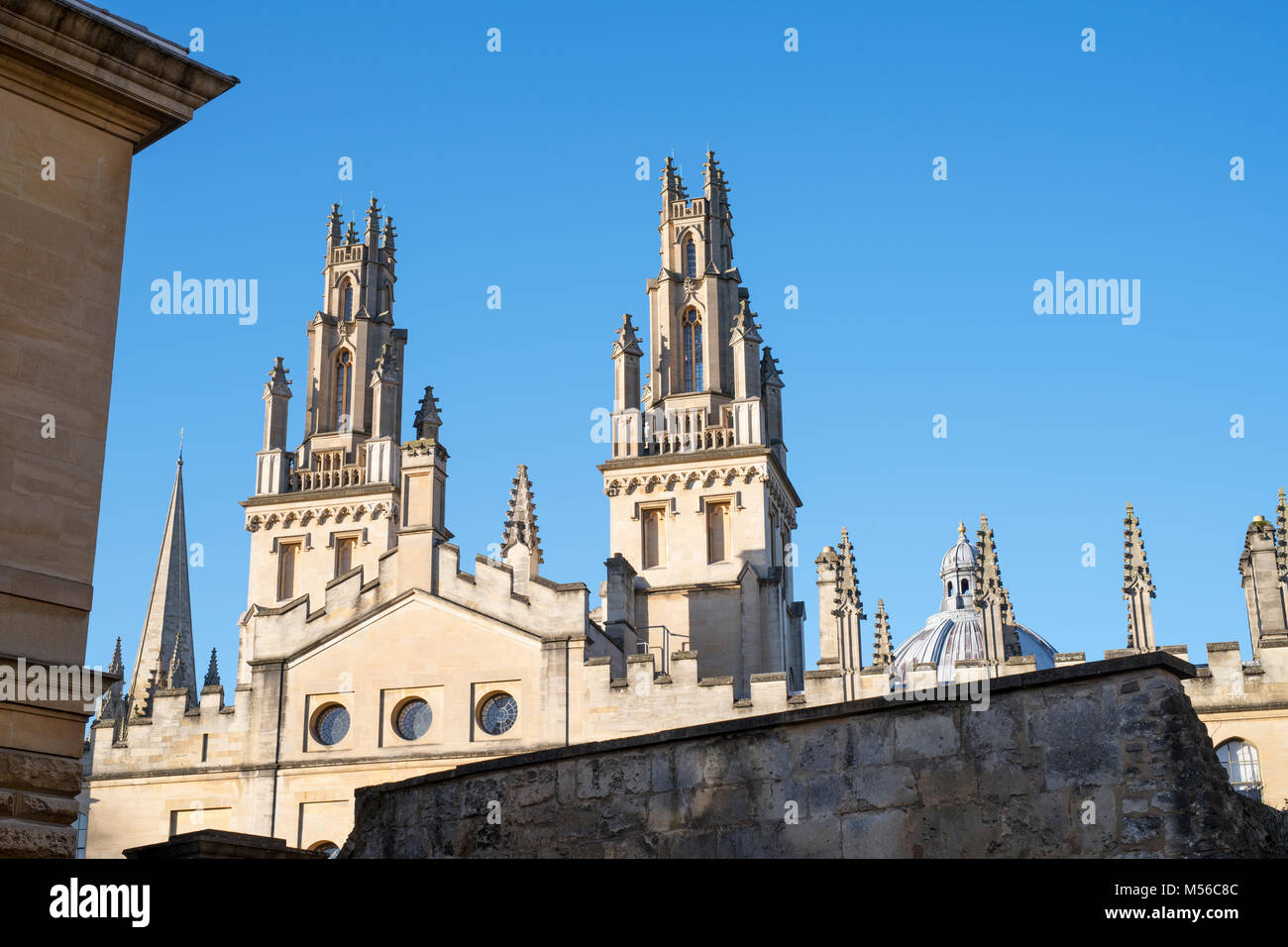 All Souls College architecture dans la lumière du soleil tôt le matin. Oxford, Oxfordshire, Angleterre Banque D'Images