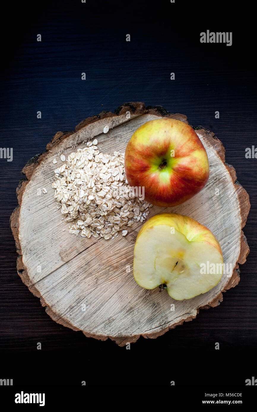 Des aliments sains - planche à découper en forme de coeur avec des pommes Banque D'Images