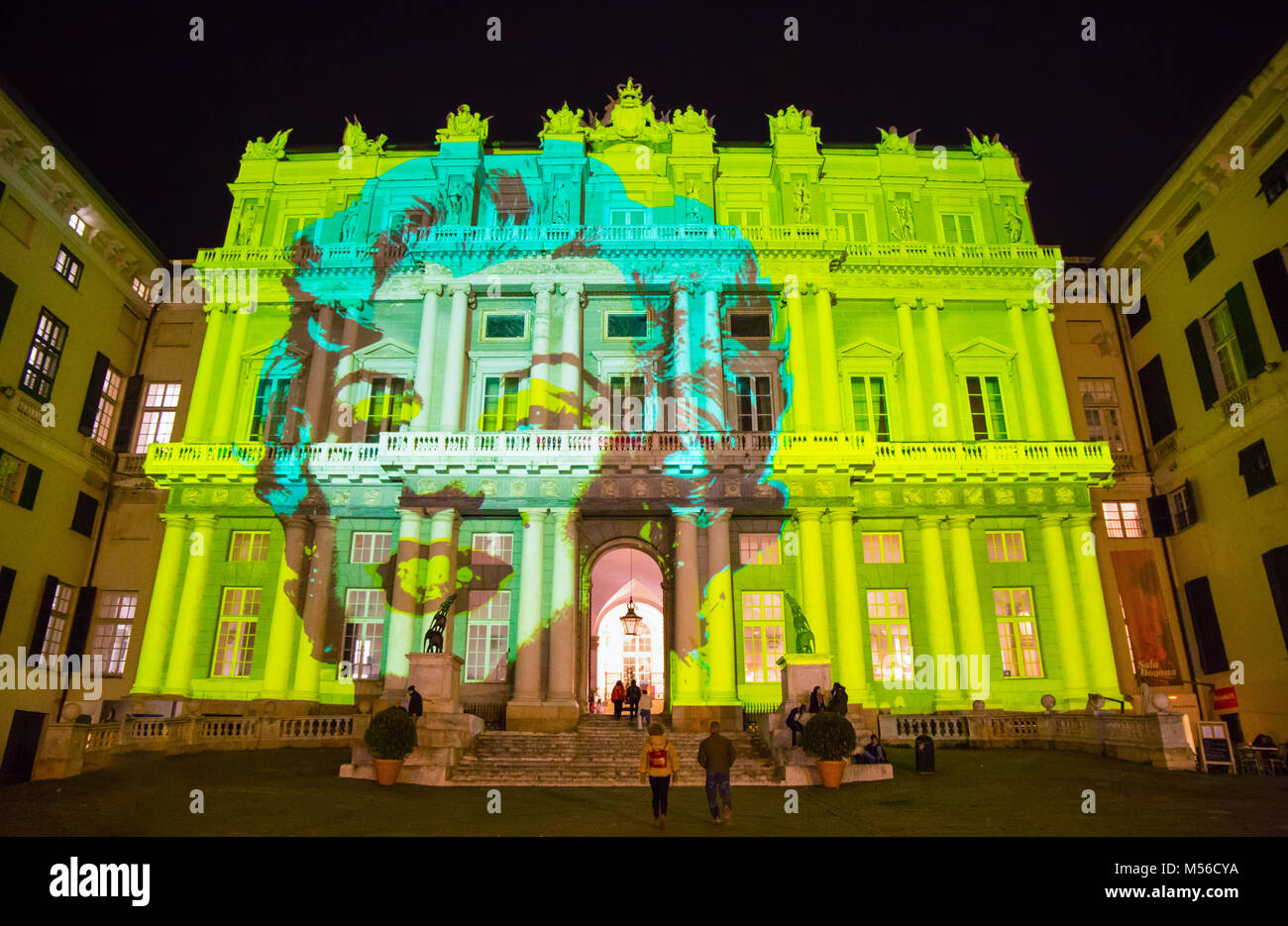 Gênes (Genova), l'Italie, le 28 décembre 2016 - Palazzo Ducale, salon dédié à l'événement Andy Warhol exposition. La projection représente le visage de Marilyn Banque D'Images