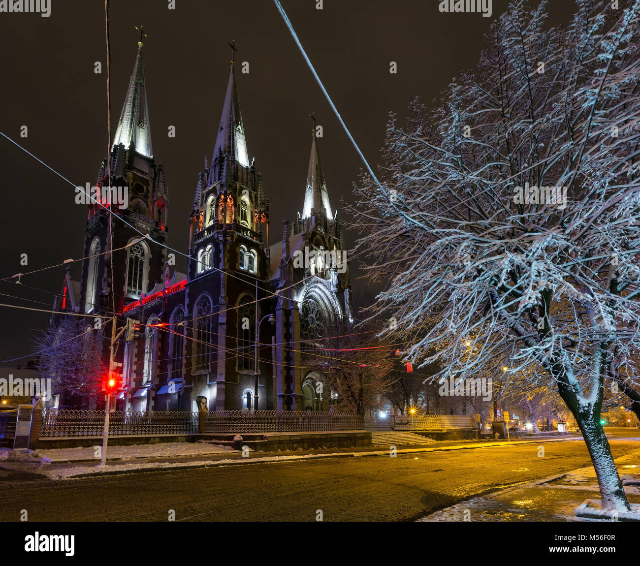 Belle nuit illuminée de l'Église d'hiver de Sts. Olha et Elizabeth à Lviv, Ukraine. Construit dans les années 1903-1911. Banque D'Images