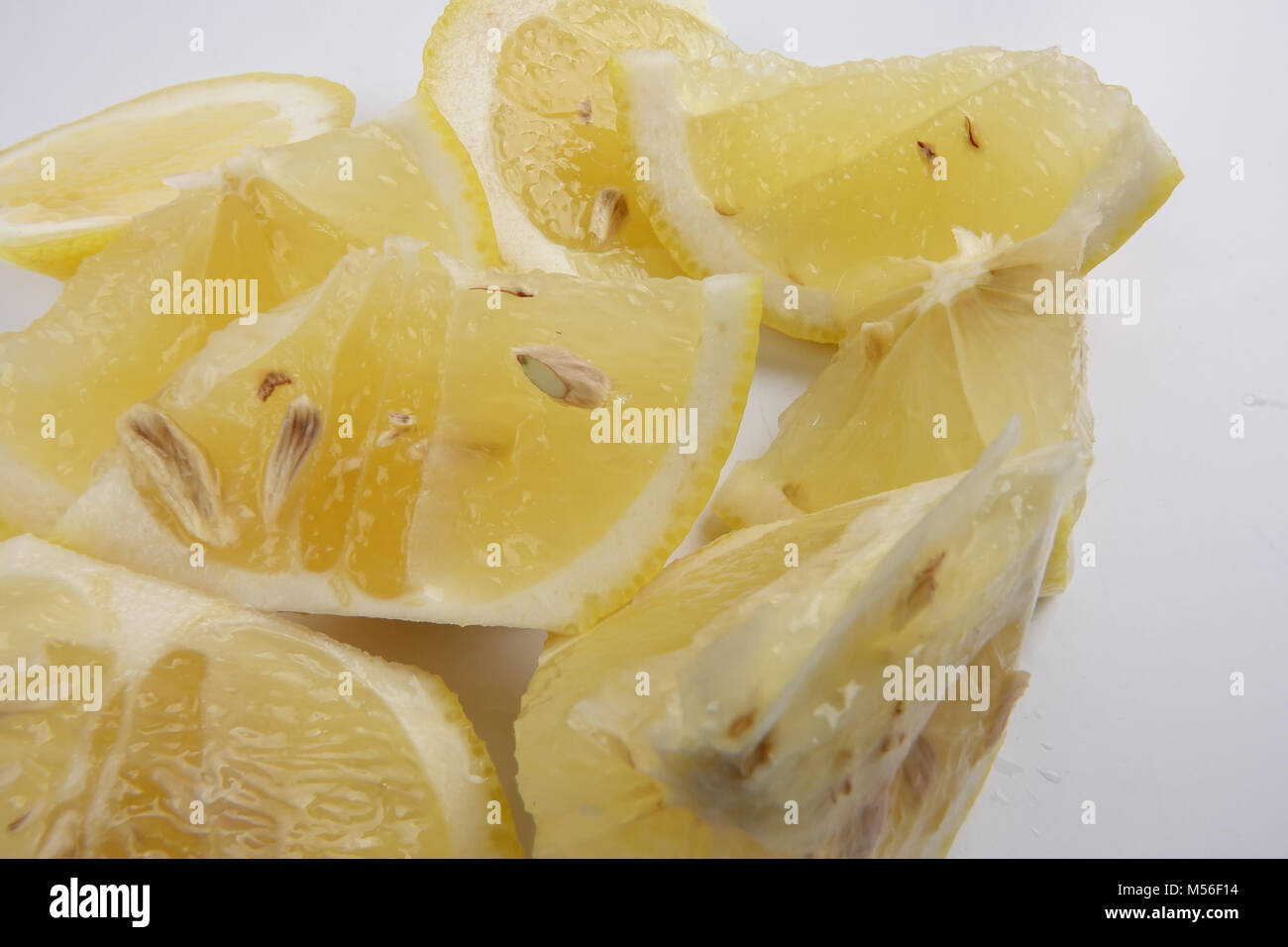 Close up de citron coupé au hasard sur fond blanc. Banque D'Images