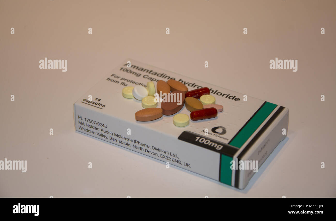 Médicaments utilisés pour traiter la maladie de Parkinson sur le dessus d'une boîte d'autres tablettes Banque D'Images
