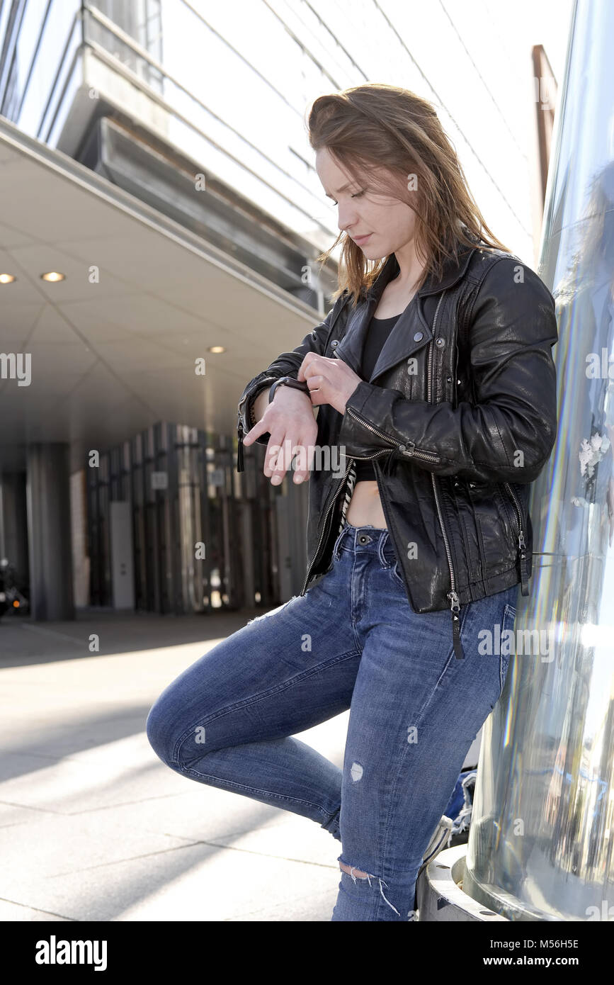 Young woman looking at watch Banque D'Images