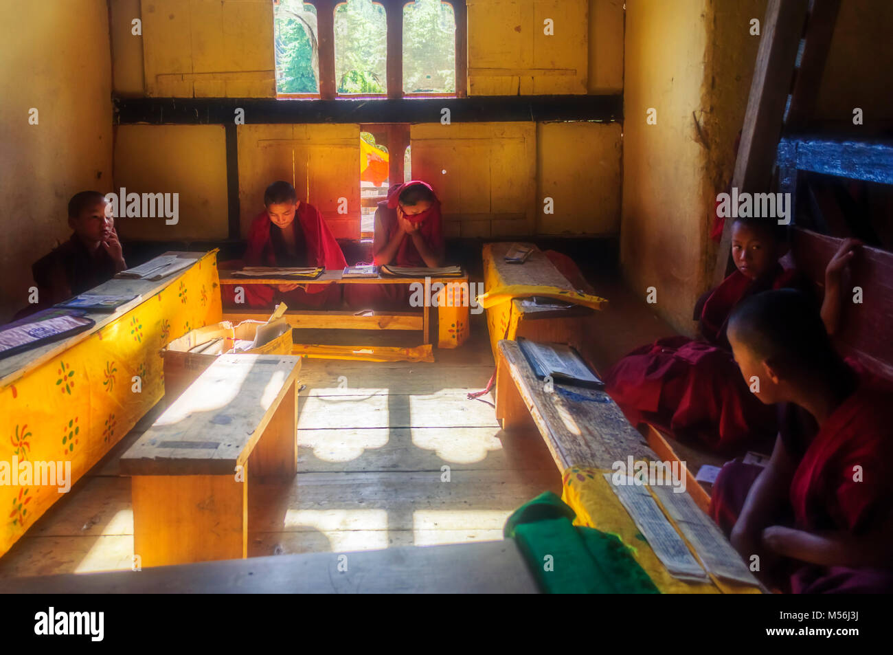 Étudiants bhoutanais écritures d'une religion, le bouddhisme en Dechen Phodrang monastère près de Thimphu, Bhoutan Banque D'Images
