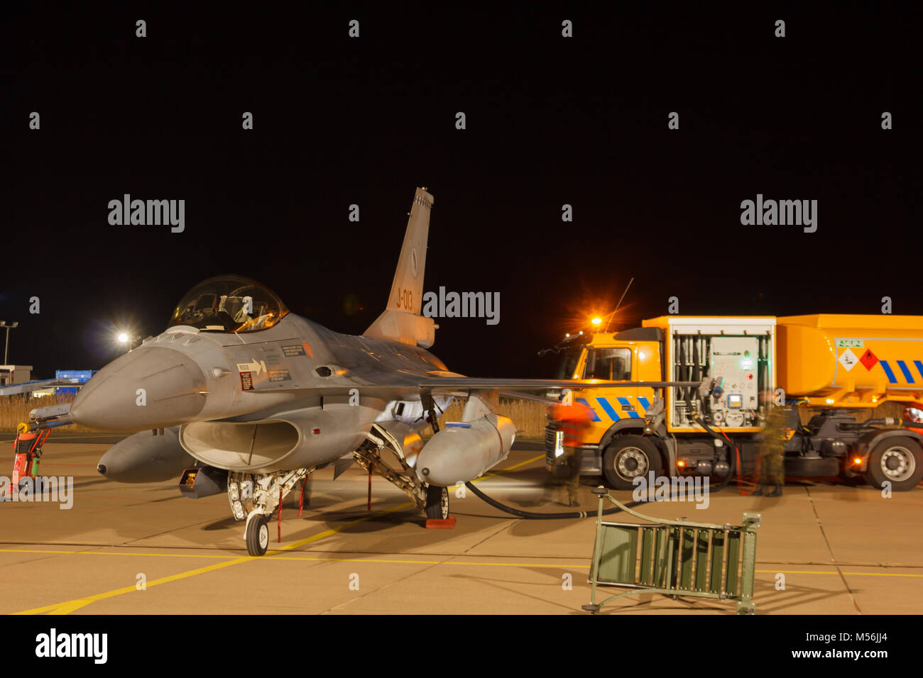 Leeuwarden 6 fév 2018 : vol de nuit de l'exercice. F-16 Fighting Falcon est être ravitaillé pour la prochaine mission. Banque D'Images