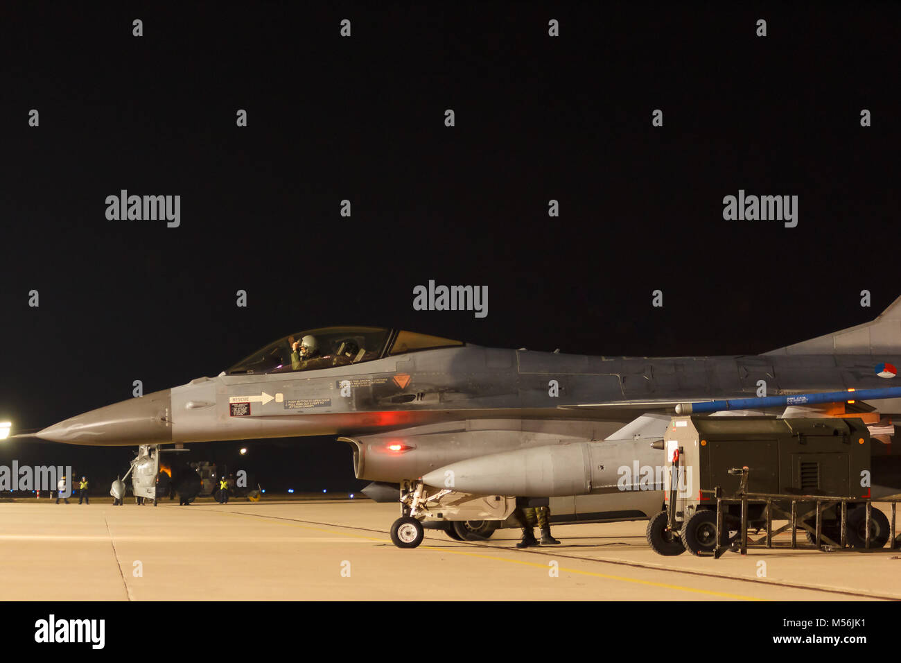 Leeuwarden 6 fév 2018 : vol de nuit de l'exercice. F-16 Fighting Falcon. L'exécution de vérifications en vol avant. Banque D'Images