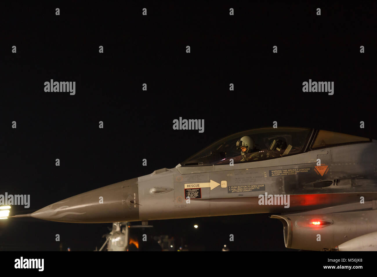 Leeuwarden 6 fév 2018 : vol de nuit de l'exercice. F-16 Fighting Falcon. L'exécution de vérifications en vol avant. Banque D'Images