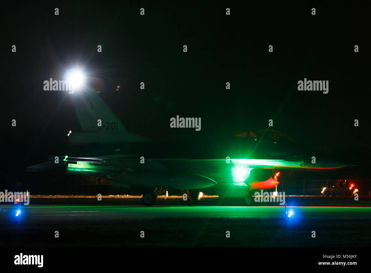 Leeuwarden 6 fév 2018 : vol de nuit de l'exercice. F-16 prêt au décollage. Banque D'Images
