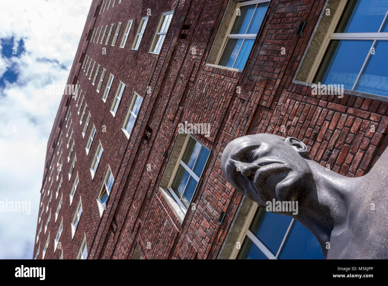 Statue en bronze tête près de l'Hôtel de Ville d'Oslo, conçu par les architectes Arnstein Arneberg et Magnus Poulsson, Oslo, Norvège Banque D'Images