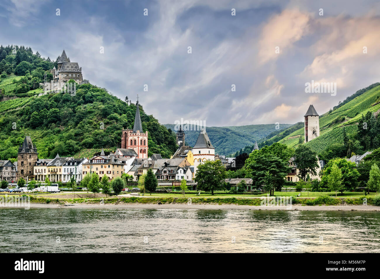 Bacharach est une petite ville située dans le district de Mayence-bingen en Rhénanie-Palatinat, Allemagne. Château Stahleck est sur la colline. Banque D'Images