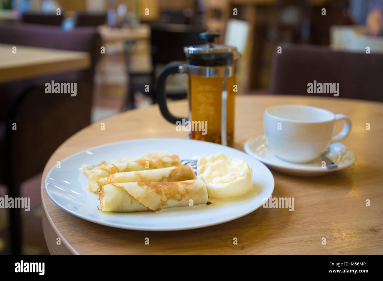 Plaque avec crêpes roulées avec des glaces et argousier plateau Banque D'Images