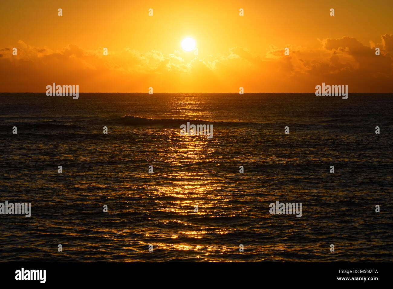 Golden Beach lever ou coucher de soleil sur la mer. Glitter soleil sur la surface de l'eau. Banque D'Images