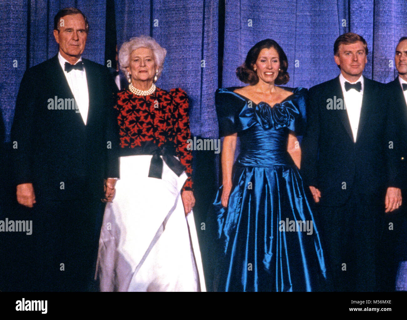 De gauche à droite : le président élu des États-Unis George H. W. Bush, Barbara Bush, Marilyn Quayle, et le Vice-président américain élu Dan Quayle, le premier Gala assiste à la Washington DC Convention Center à Washington, DC Le 18 janvier 1989. Crédit : David Burnett / Piscine via CNP /MediaPunch Banque D'Images