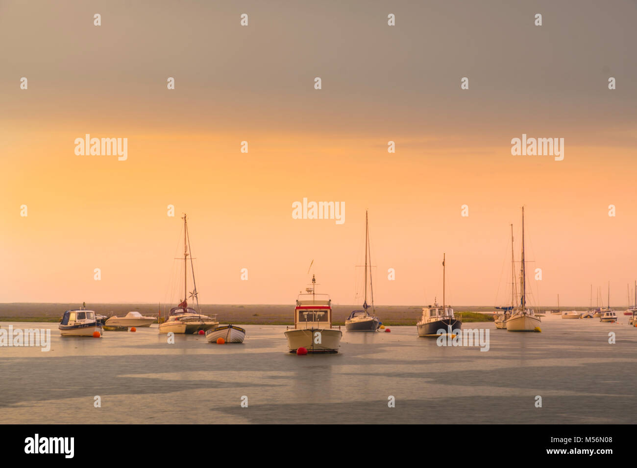 Bateaux dans le canal de Wells-next-la mer sur une soirée d'été. Banque D'Images