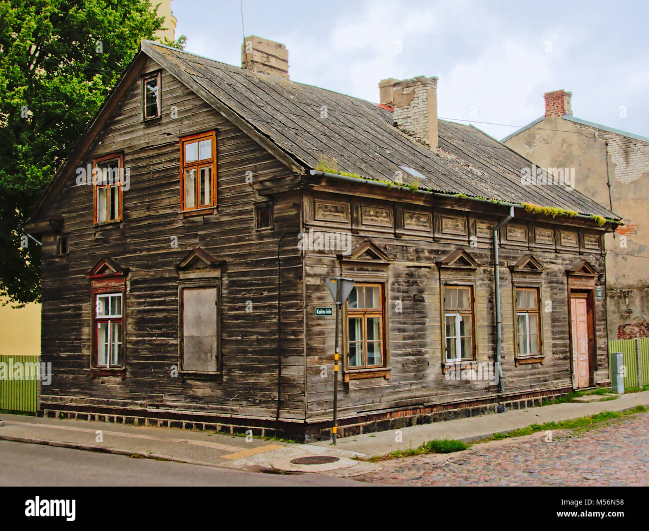 Petite vieille maison en bois dans le style typique de la Lettonie à Liepaja sur un jour nuageux Banque D'Images