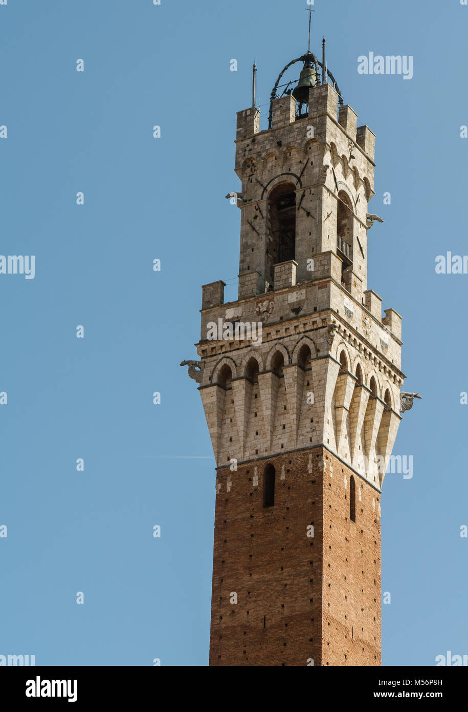 Vue sur la partie supérieure de la Torre del Mangia sur la Piazza del Campo à Sienne, Italie Banque D'Images