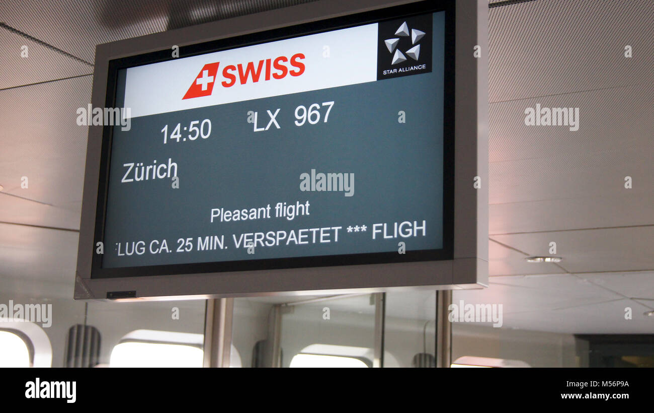 BERLIN, ALLEMAGNE - MAR 31st, 2015 : un départ à l'aéroport Tegel de Berlin, la porte de SWISS à destination de Zurich Banque D'Images