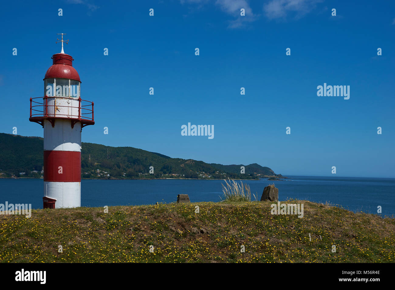 Phare à l'intérieur de l'enceinte de l'historique Fort de Niebla la protection de l'approche de l'ancien empire colonial espagnol ville de Valdivia, dans le sud de Banque D'Images