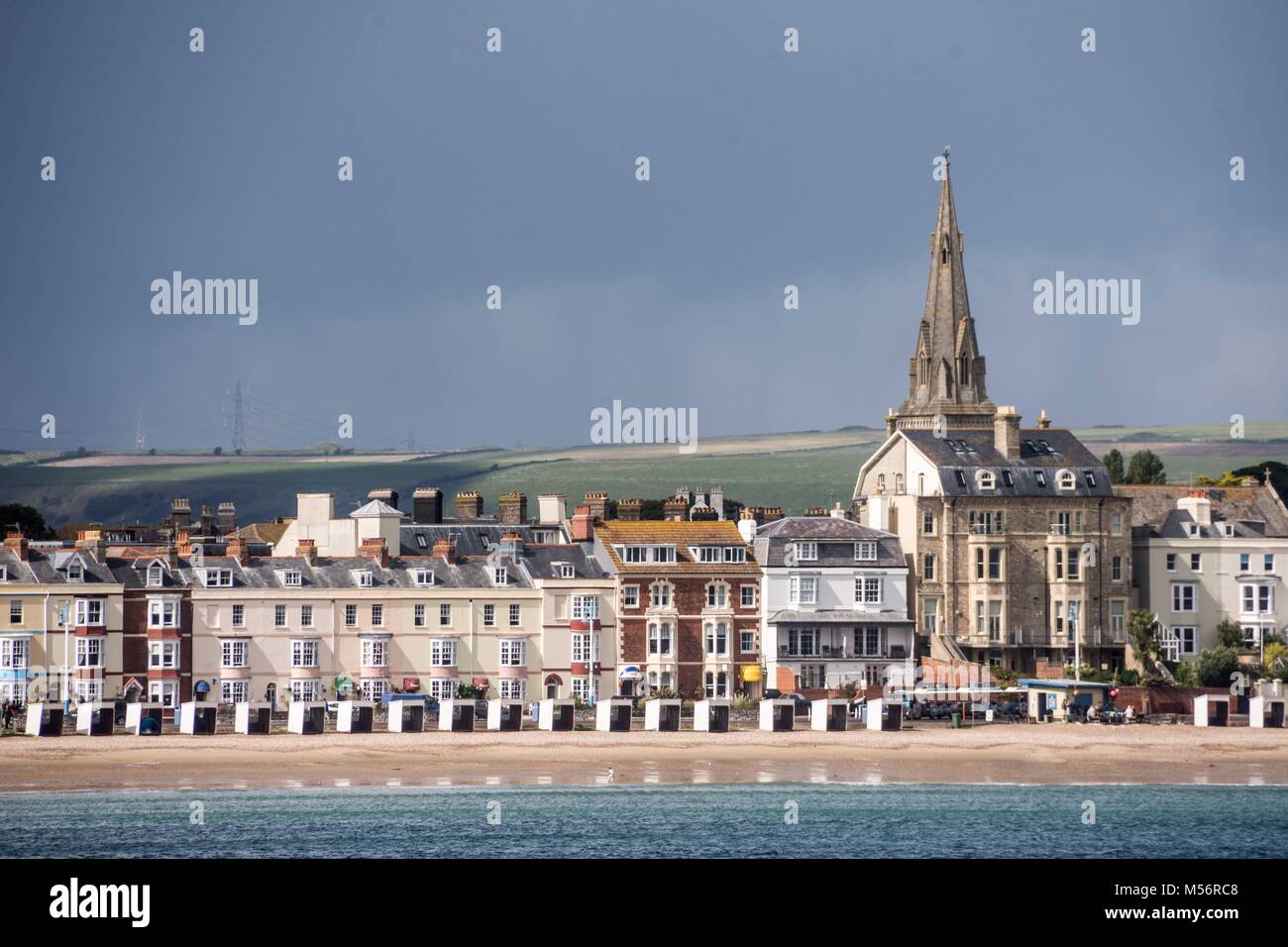 Vue de front de mer de Weymouth, y compris l'église Saint John's Banque D'Images