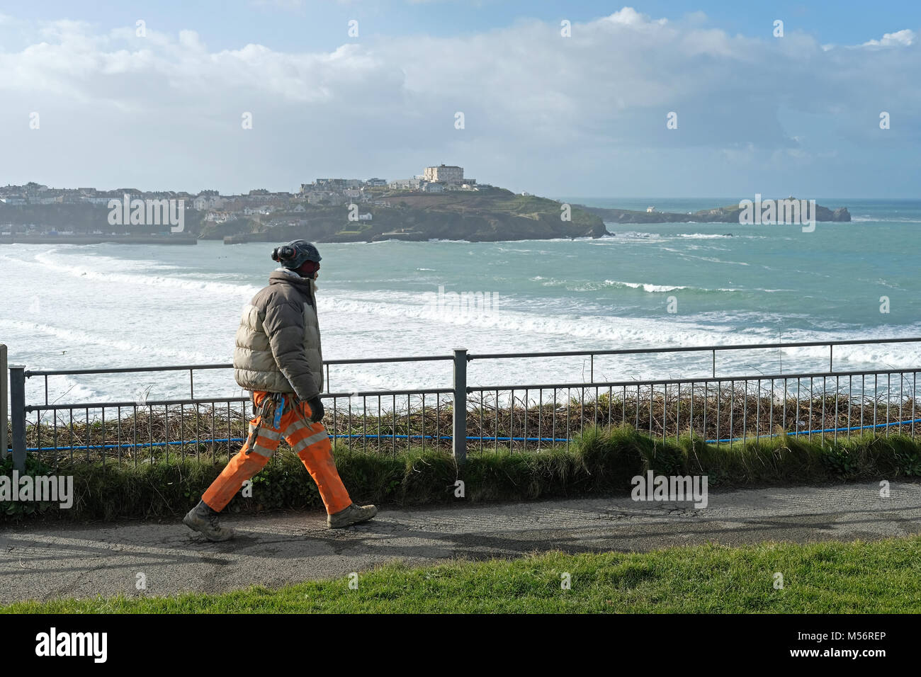 Un homme de travail à Newquay Banque D'Images