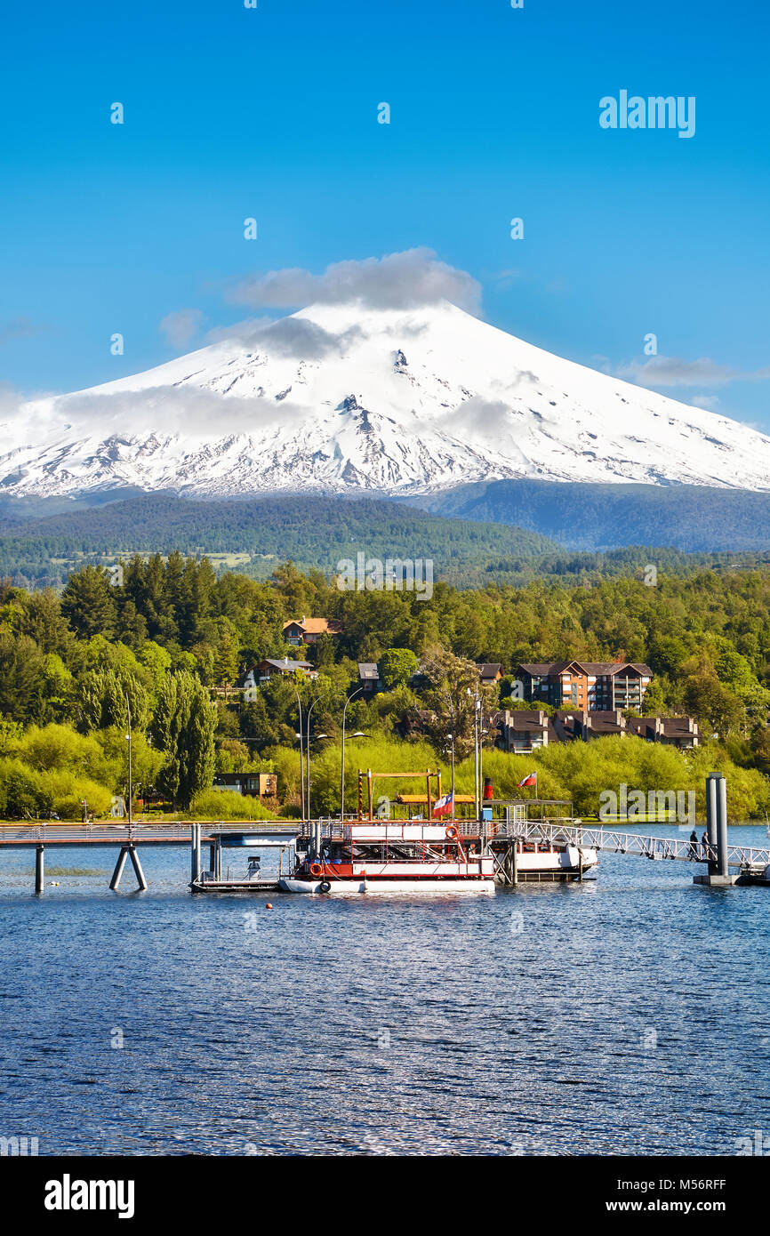 Villarrica, l'un des volcans les plus actifs du Chili, vu de Pucon. Banque D'Images