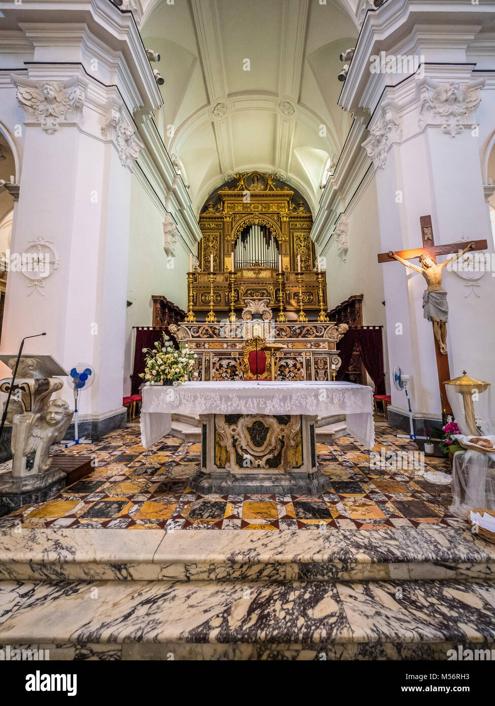 Autel avec loft d'orgue en arrière-plan de l'église catholique Santo Stefano. Capri. Italie. Banque D'Images