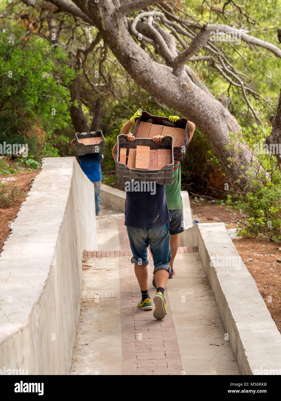 Les travailleurs occupés de briques à la main site sur l'île de Capri, Italie. Banque D'Images