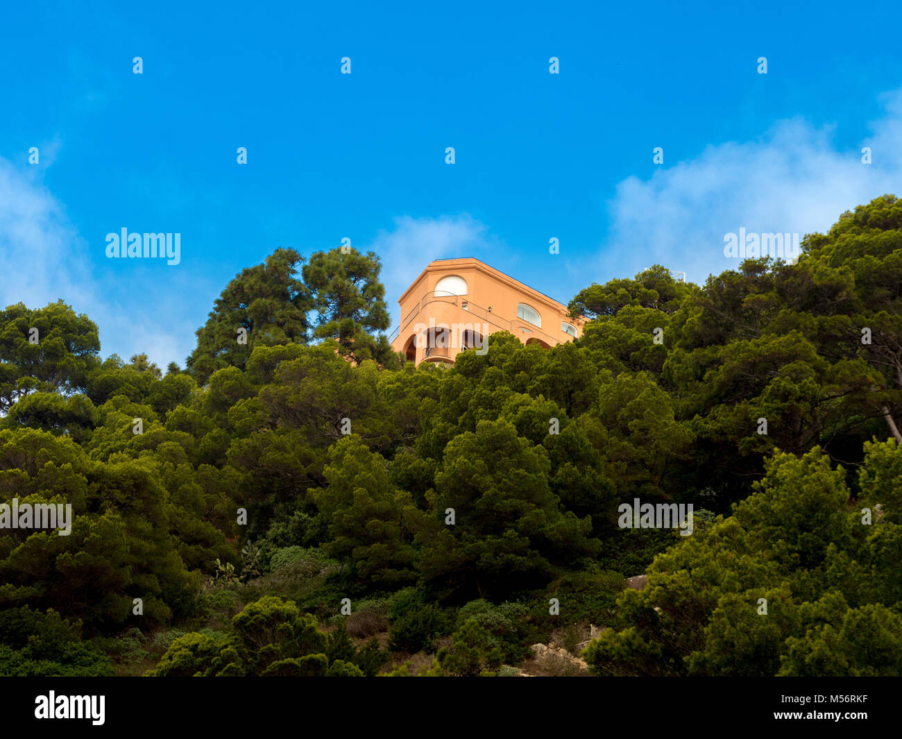 Villa avec arbres et ciel bleu, Capri, Italie. Banque D'Images