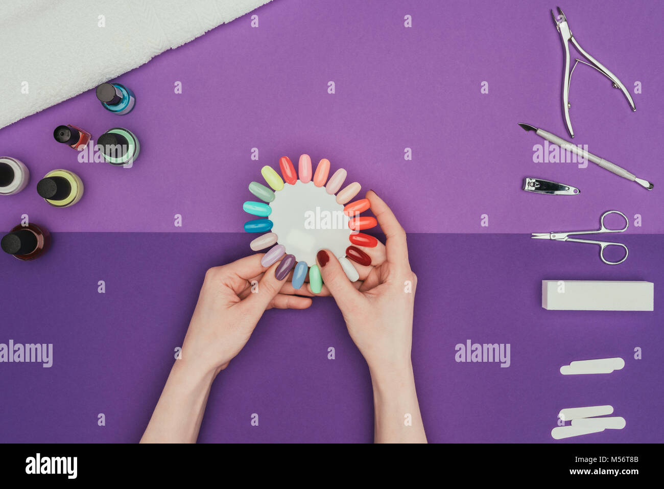 Le choix de couleur pour les ongles avec palette manucure Banque D'Images