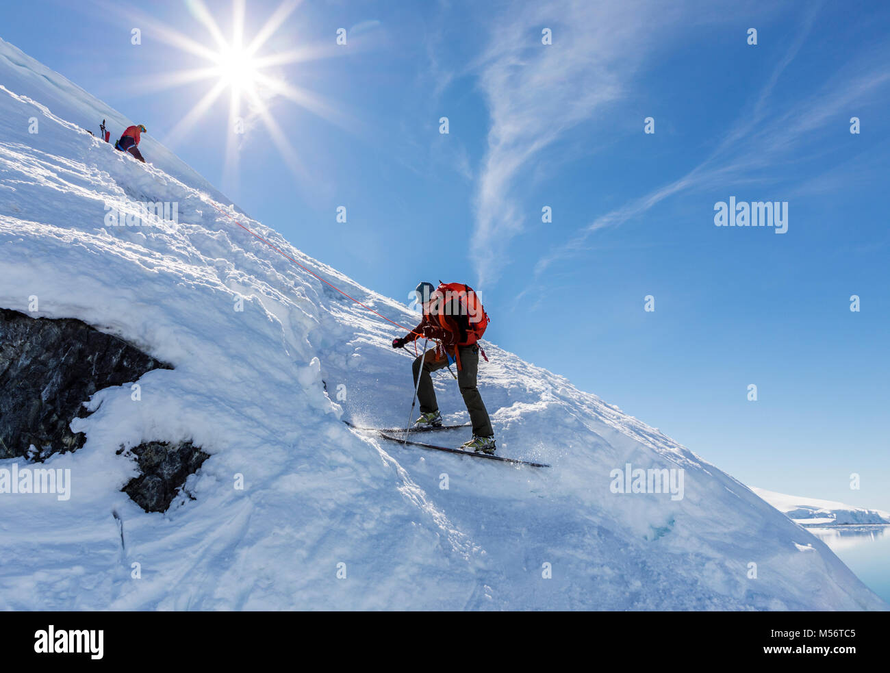 Alpinistes sur belayed ski alpin ski de pente raide ; Île Nansen l'Antarctique ; Banque D'Images