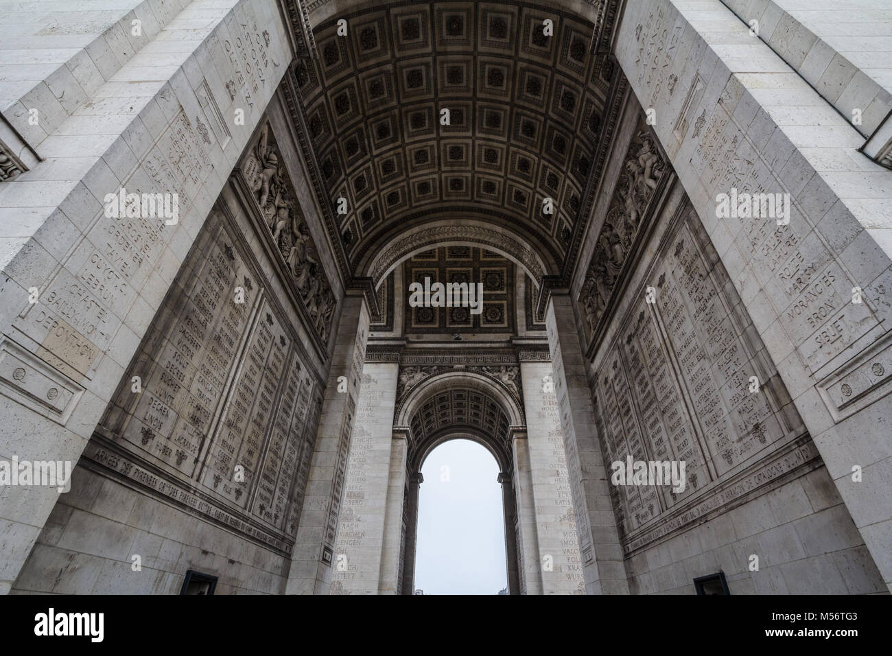 Arc de Triomphe (Arc de Triomphe, ou l'Arc de Triomphe) sur la place de l'Etoile à Paris, prises à partir de ci-dessous. C'est l'un des plus célèbres monuments de Paris, st Banque D'Images
