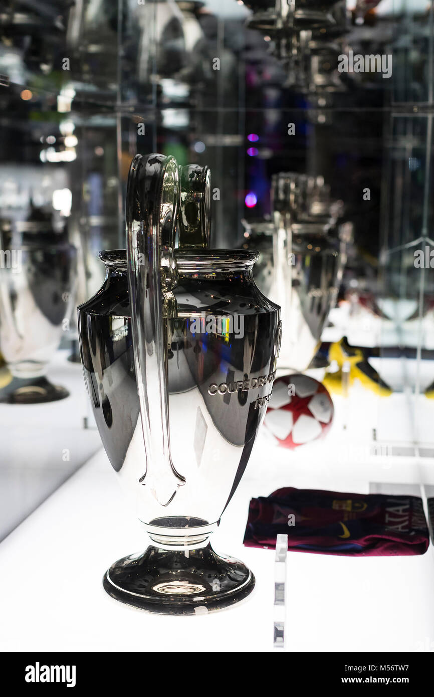 Barcelone, Espagne - 12 janvier 2018 : Le musée de trophées des coupelles et des bourses de l'équipe de FC Barcelone dans le Camp Nou. Banque D'Images