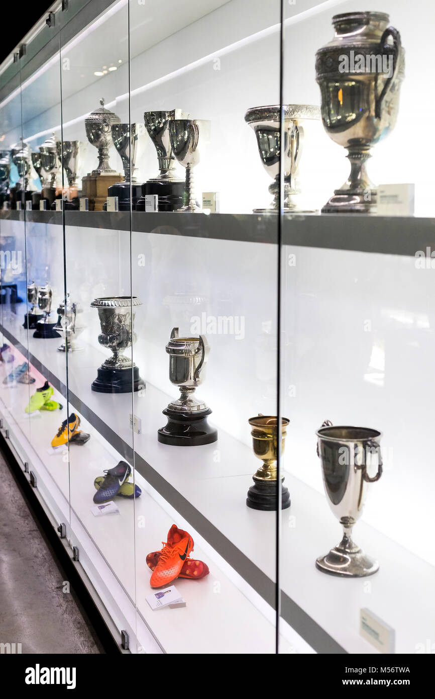 Barcelone, Espagne - 12 janvier 2018 : Le musée de trophées des coupelles et des bourses de l'équipe de FC Barcelone dans le Camp Nou. Banque D'Images