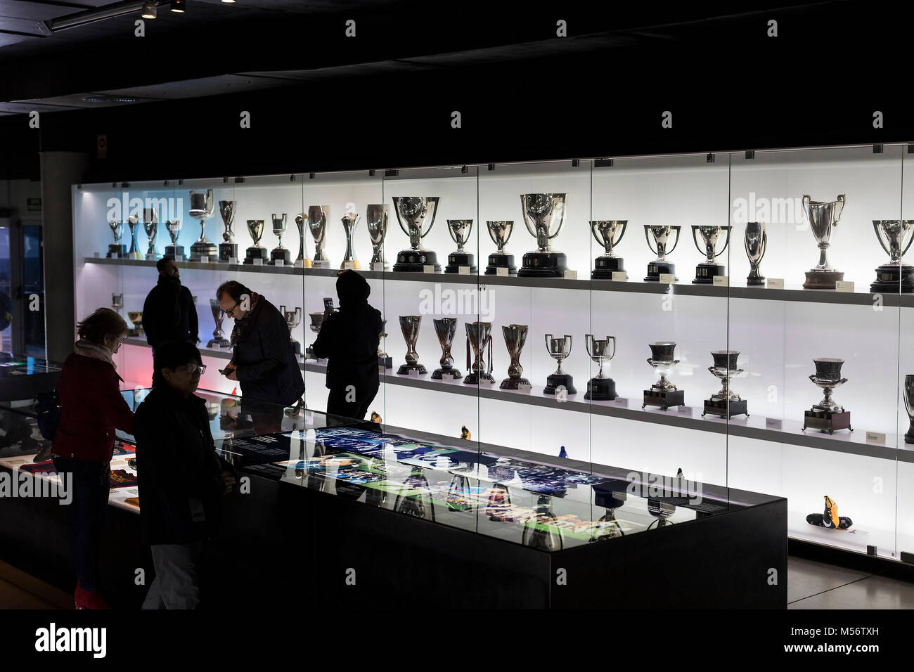 Barcelone, Espagne - 12 janvier 2018 : Le musée de trophées des coupelles et des bourses de l'équipe de FC Barcelone dans le Camp Nou. Banque D'Images