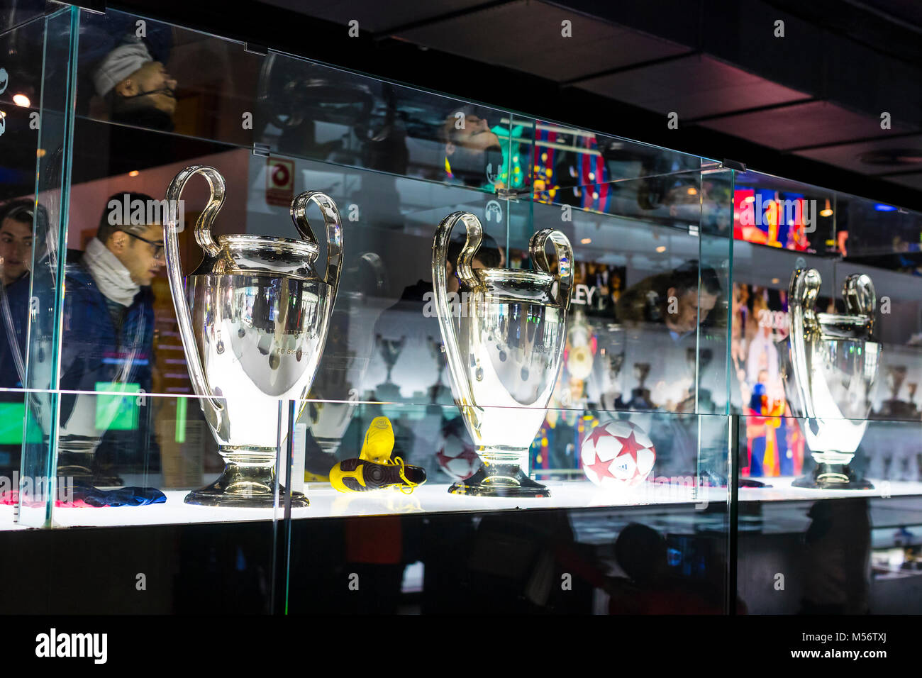 Barcelone, Espagne - 12 janvier 2018 : Le musée de trophées des coupelles et des bourses de l'équipe de FC Barcelone dans le Camp Nou. Banque D'Images