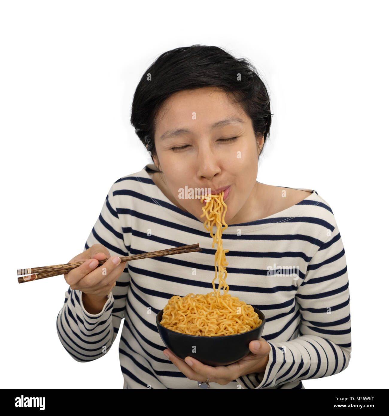 Femme Asiatique se sentent heureux de manger des nouilles instantanées isolé sur fond blanc. Banque D'Images