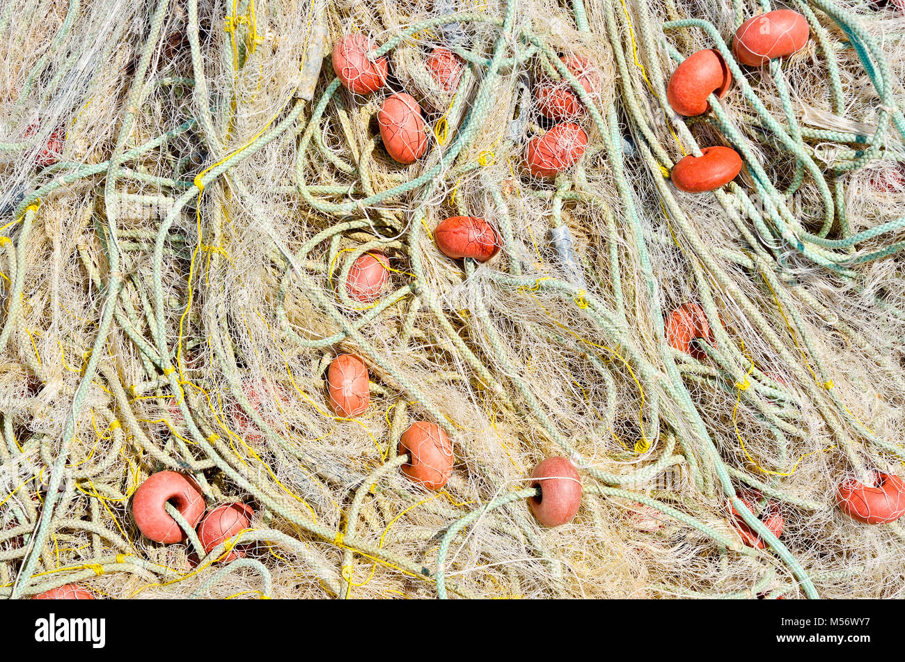 Filet de pêche avec flotteur attaché aux petits flotteurs en plastique pour  le fond Photo Stock - Alamy